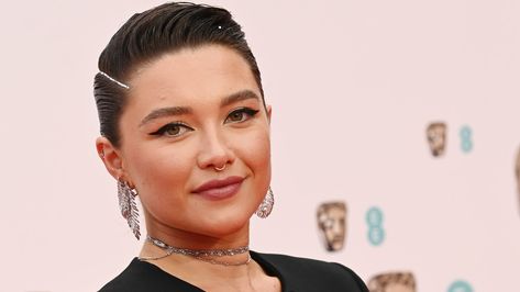 Florence Pugh Pixie Cut, Florence Pugh Buzz Cut, Styling A Grown Out Pixie, Growing Pixie Hairstyles, Buzz Cut Grow Out Stages, Growing Out Buzzcut Women, Pixie Grow Out Style, Growing Out Pixie Hairstyles, Growing Out A Buzzcut Women