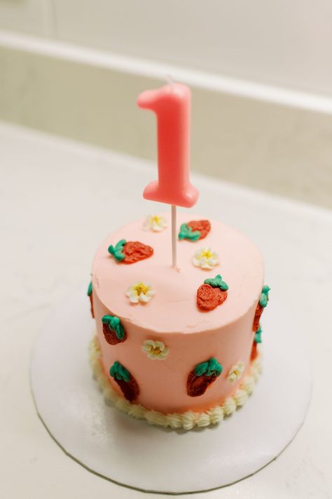 Berry First Birthday Cake, 1st Birthday Foods, Berry First Birthday Party, Smash Cake First Birthday, Strawberry Birthday Cake, Berry First Birthday, I Want Her, Baby Birthday Themes, 1st Birthday Party Decorations