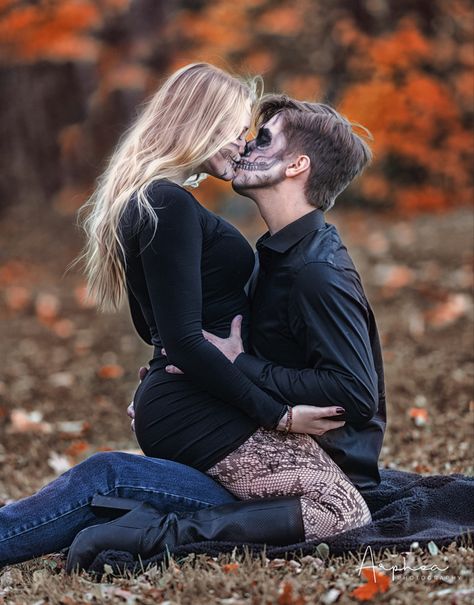 Husband Wife Fall Photos, Ghost Face Couples Photoshoot, Spooky Photoshoot Ideas Couples Outdoor, Ghostface Photoshoot Couple, Ghostface Couple Photoshoot, Scream Photoshoot Couple, Halloween Couple Poses, Horror Couple Photoshoot, Halloween Engagement Pictures