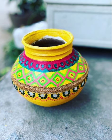 Mataki Decoration Idea For Diwali, Handi Decoration Ideas Simple, Simple Pot Designs Painted, Pot Decorations Ideas, Diy Matki Decoration, Matki Painting Ideas For Janmashtami, Matka Decoration For Diwali, Pot Painting Ideas For Competition, Matka Painting For Janmashtami