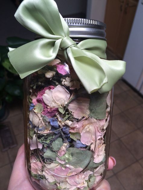 Dried Tulips, What To Do With Flowers, Dried Flower Beads, Dried Flower Projects, Queen Of Love, Preserving Flowers, Mini Bouquets, Flower Jar, Flower Pedals