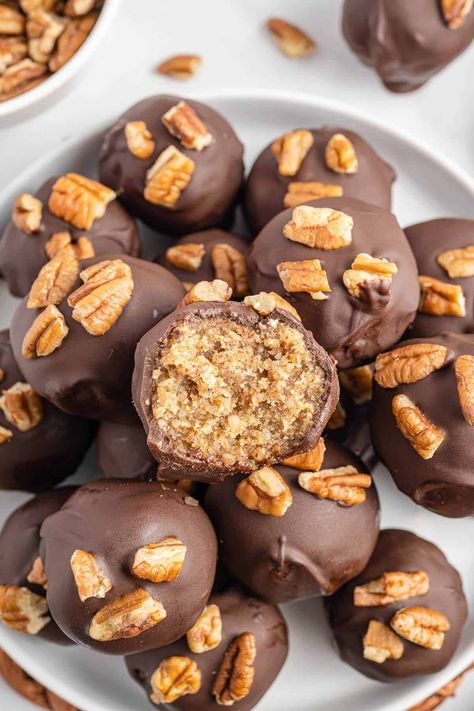 Pecan Pie Balls - The best easy no-bake snack that tastes just like pecan pie. These bite-sized treats are rich and sweet with a nutty crunch. Pecan Pie Truffles, Pie Balls, Bourbon Balls Recipe, Pecan Pie Balls, Pecan Cheesecake Bars, Pecan Pie Bites, Bourbon Balls, Bourbon Pecan Pie, Pecan Pie Filling