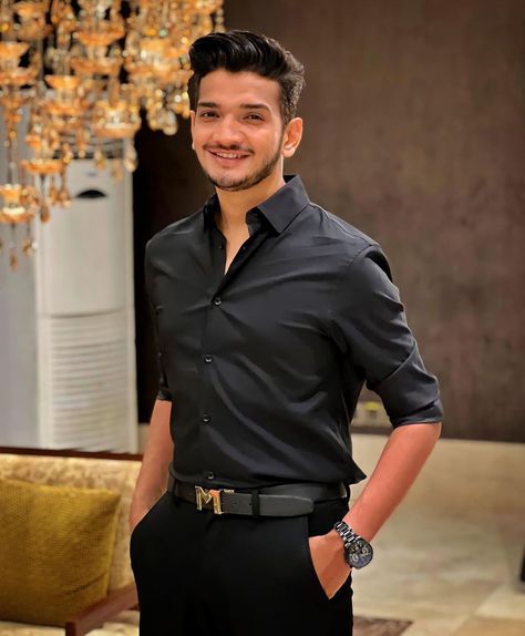 Munawar Faruqui 💯🖤 Munawar Faruqi, Munawar Faruqui, Mens Business Casual Outfits, Feroz Khan, Dark Wallpapers, Mens Kurta Designs, Allu Arjun, Men Fashion Casual Shirts, Formal Mens Fashion