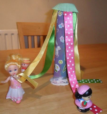 maypole May Day Crafts, May Day Ideas, May Pole, May Crafts, Toddler Craft, Group Crafts, Baby On A Budget, Paper Streamers, Birthday Party Centerpieces