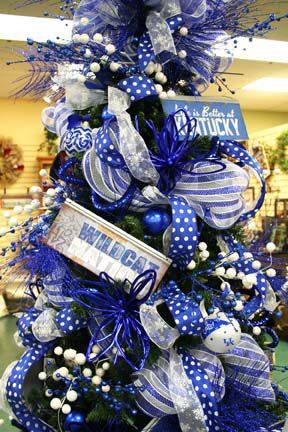 UK Kentucky Wildcats Christmas tree Just might be my theme this year!! Kentucky Christmas Tree, College Ornaments, Kentucky Christmas, Kentucky Art, Uk Christmas, Tree Inspiration, Kentucky Girl, Ky Wildcats, Big Blue Nation