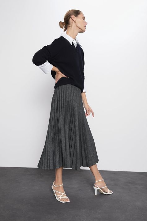 Grey Pleated Midi Skirt Outfit, Formal Skirt Outfit Classy, Formal Skirt Outfit, Pleated Midi Skirt Outfit, Pleated Skirt With Belt, Midi Skirt Outfit, Skirt With Belt, Formal Skirt, Skirt Outfit