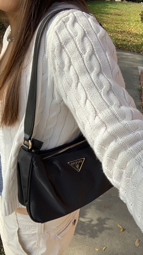 Mini Handbags Aesthetic, Should Bag Outfit, Guess Purse Outfit, Cute Shoulder Bag Aesthetic, Guess Shoulder Bag Outfit, Medium Shoulder Bag, Black Shoulder Bag Aesthetic, Guess Black Bag, Shoulder Bag Aesthetic Outfit