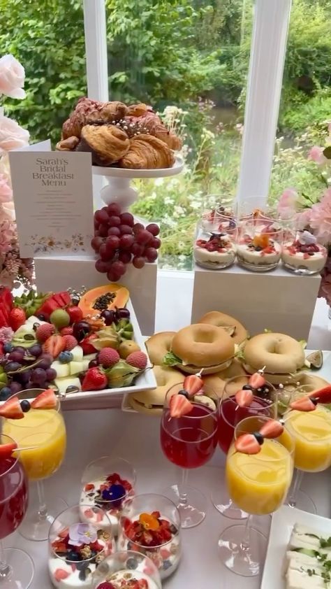 Bridesmaid Brunch Food, Wedding Day Breakfast Ideas, Wedding Morning Set Up, Bridesmaid Breakfast Ideas Mornings, Floral Brunch Ideas, Bridal Morning Breakfast, Bridal Suite Food Ideas Wedding Day, Wedding Morning Of Breakfast, Bride Breakfast Ideas