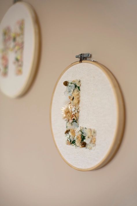 Dried Flower Letters, Diy Floral Frame, Macrame And Dried Flowers, Dried Flower Workshop, Dried Flower Artwork, Dried Flower Business, Dried Floral Crafts, Diy Dried Flower Wreath, Floral Crafts Diy