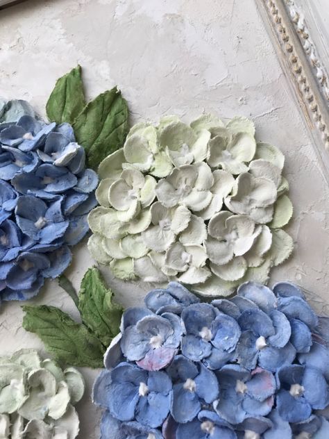 Hydrangea Sculpture Painting, Texture Paste Art Flowers, Flowers With Modeling Paste, 3d Painted Flowers, Hydrangea Sculpture, Sculpt Painting, Ceramic Hydrangea, Texture Walls, Sculpture Art Projects