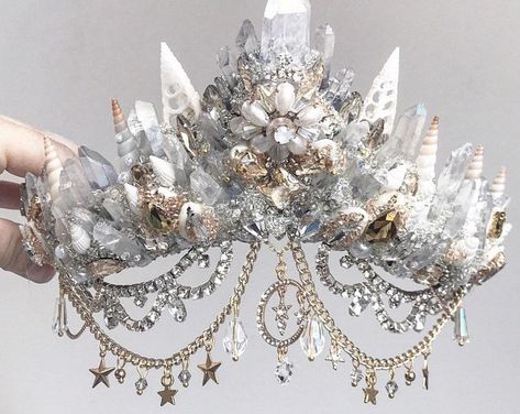 Love her work! Fantasy Crown, Crystal Crown Tiaras, Crown Aesthetic, Mermaid Crown, Beautiful Tiaras, Princess Jewelry, Headpiece Jewelry, Fashion Drawing Dresses, Magical Jewelry