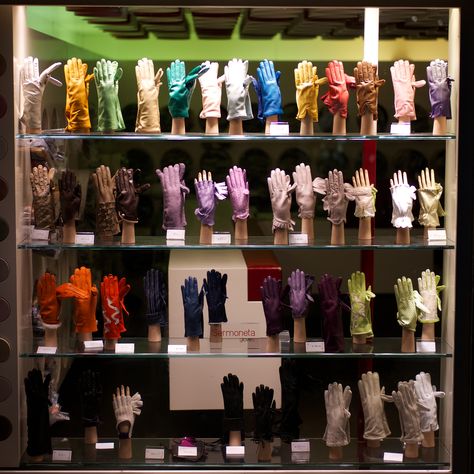 glove display Cold Weather Accessories Display, Glove Display Ideas Retail, Glove Display, How To Display Mittens For Sale, Golf Display Retail, Golf Shop Displays Visual Merchandising, Sock Display, Scarf Display, Sharing Economy