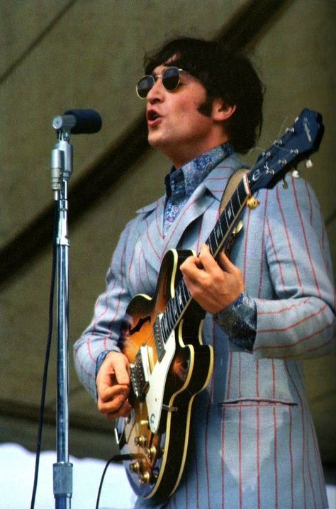 John Lennon John Lennon Guitar, The Beatles Live, Beatles Guitar, Best Guitar Players, John Lennon And Yoko, Lennon And Mccartney, Beatles Photos, Beatles Pictures, John Lennon Beatles