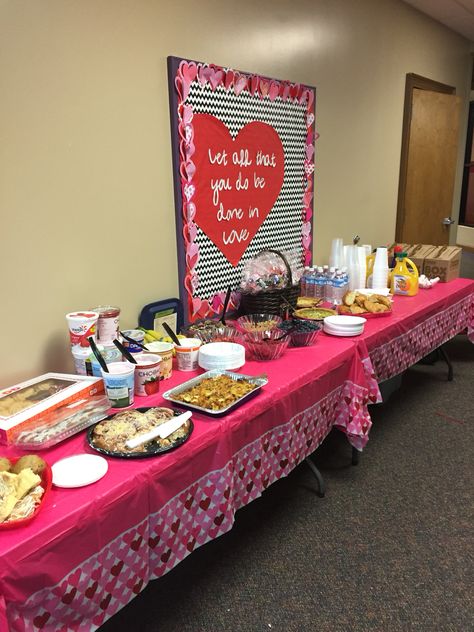 Valentine's Day Breakfast buffet for teachers. All items donated by parents. Parent Breakfast At School Ideas, Pto Activities, Admin Ideas, Overnight Oatmeal Healthy, Breakfast Casserole French Toast, Valentine Classroom, Sunshine Committee, Teacher Breakfast, Sausage Recipes For Dinner