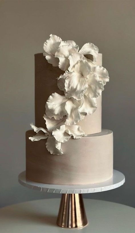 Cake Trends 2023, Wedding Cakes 2023, Cakes 2023, Classy Wedding Cakes, Wedding Cake Simple Elegant, Wedding Cake Trends, 2 Tier Wedding Cakes, Bday Themes, Landscape Wedding