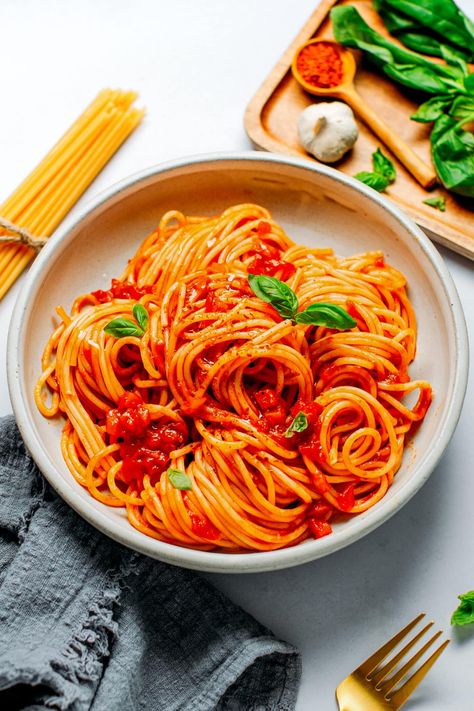 Spaghetti Arrabiata, Spicy Pasta Sauce, Spicy Spaghetti, Vegan Spaghetti, Simple Dinners, Dried Chili Peppers, Spicy Pasta, Vegan Cheese Recipes, Easy Vegan Recipes