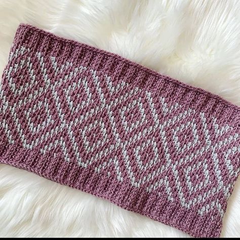 Brittany on Instagram: “Colorwork Tunisian crochet?! Yes, please! It's beautiful work @exquisite.crochetuk 😍 It's #fanfriday IG friends and we recently hit another…” Tunisian Crochet Colorwork, Tunisian Crochet Cowl, Crochet Colorwork, Double Ended Crochet, Cowl Crochet Pattern, Cowl Crochet, Tunisian Crochet Stitches, Tapestry Crochet Patterns, Crochet Cowl