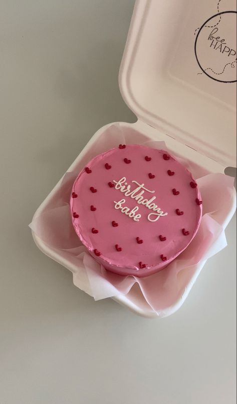 Pink Bento Cake Design, Cake Ideas For 20th Birthday Girl, Simple Aesthetic Cakes, Birthday Bento Cake Ideas, Cute Small Cakes, Simple Pink Birthday Cake, Bento Cake Pink, Circle Birthday Cake, Pink Bento Cake