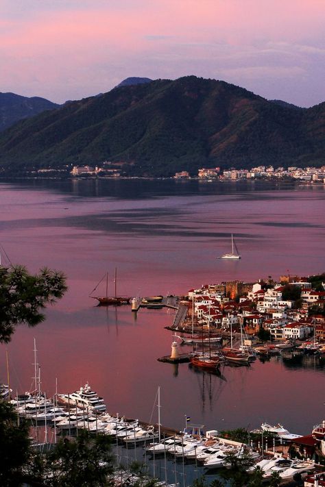 Top Destinations in Turkey Marmaris Beach, Turkey Resorts, Places To Visit In Turkey, Turkish Riviera, Turkey Beach, Marmaris Turkey, Turkey Places, Turkey Travel Guide, Mountain Backdrop