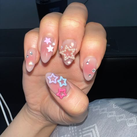 newjeans 뉴진스 minji phoning detail nail inspo icon 240624 Minji Phoning, Nails Details, Idol Nails, Nail Goals, Pretty Gel Nails, Cute Gel Nails, Soft Nails, Star Nails, Nail Shop