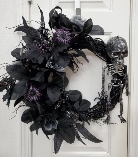 Black And Purple Halloween Wreath, Halloween Grapevine Wreath Ideas, Grapevine Halloween Wreath, Gothic Wreath, Gothic Halloween Decorations, Black Halloween Wreath, Halloween 23, Halloween Room, Swag Ideas