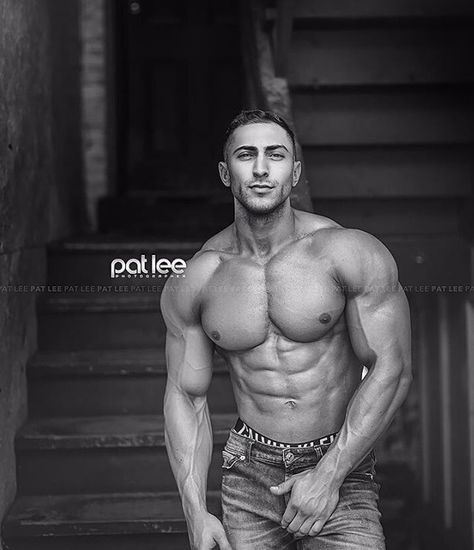 FOLLOWE ME👅👀👅 Men Cars Photography, Pat Lee, Bodybuilding Fitness, Man Photo, Muscle Men, Male Models, Bodybuilding, Chicago, Gym