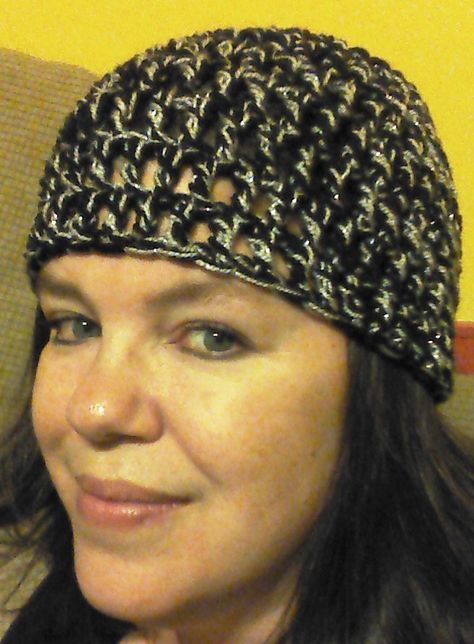 Skull Cap Pattern, Crochet Messy Bun Hat Pattern Free, Crochet Skull Cap, Yarn Projects Crochet, Crochet Skull Patterns, Messy Bun Hat Pattern, Crochet Snood, Messy Bun Hat Crochet, Crochet Messy Bun