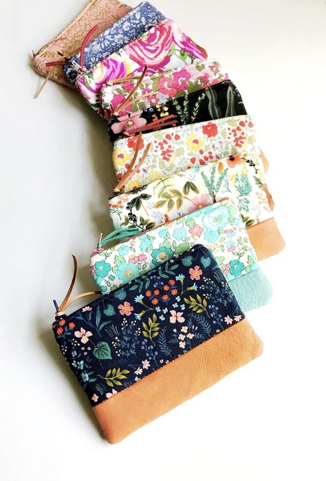 Small Zip Pouch Coin Purses, Handmade Pouch, Fun Fabric Prints, Diy Sewing Gifts, Purse Essentials, Sewing Crafts Tutorials, Scrap Fabric Crafts, Diy Bag Designs, Cute Sewing Projects