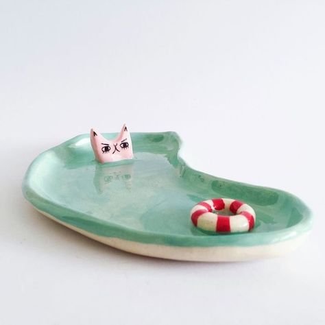 Cat Plate, Plate Ceramic, Sculptures Céramiques, Tanah Liat, Keramik Design, Ceramics Pottery Art, Clay Art Projects, Ceramics Projects, Cute Clay