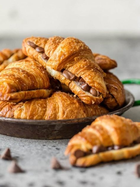 Chocolate Croissant Recipe Easy, Chocolate Croissant Recipe, Easter Sunday Brunch, Chocolate Croissants, Morning Recipes Breakfast, Breakfast For A Crowd, Brunch Bread, Croissant Recipe, Chocolate Croissant