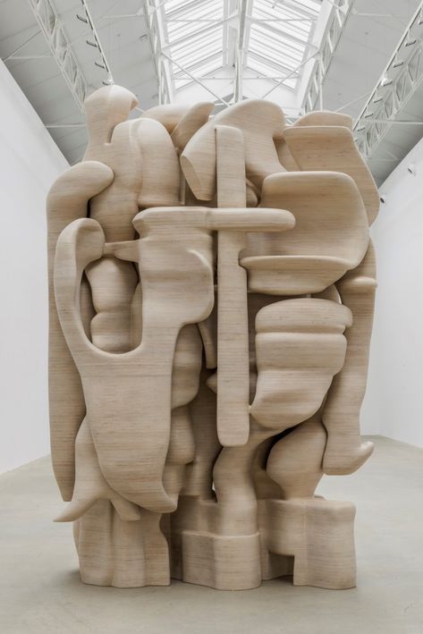 Tony Cragg, né en Angleterre et basé en Allemagne, est l’un des plus grands sculpteurs au monde, ses œuvres à grande échelle, résultat d’un intérêt permanent pour le matériau et la forme, il est fasciné par les matières naturelles, mais son travail se base sur une représentation de la nature elle-même.  Les sculptures abstraites et sinueuses de Tony Cragg explorent des formes non conventionnelles, bien que très différentes par leur grandeur et leur design, les œuvres de Tony Cragg se... Tony Cragg, Nam June Paik, Bold Words, Keramik Design, Organic Form, Sculpture Installation, Modern Sculpture, Elements Of Art, Abstract Sculpture