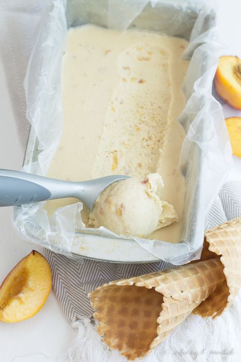 Vegan Peach Ice Cream. 7 ingredients, no refined sugars, no gluten. Just tons of peaches and coconut milk and summery goodness! Vegan Peach Ice Cream, Sattvic Diet, Peach Ice Cream Recipe, Hemgjord Glass, Homemade Peach Ice Cream, 40 Aprons, Vegan Peach, Vegan Ice Cream Recipe, Vegas Food