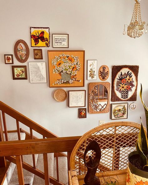 70s Inspired Gallery Wall, 1970s Gallery Wall, Eclectic Bedroom Wall Decor, Cute Wall Decor Living Room, Cottage Core Gallery Wall Ideas, Vintage Inspired Gallery Wall, Thrifted Photo Wall, Gallery Wall Thrifted, Thrifted Picture Frame Wall