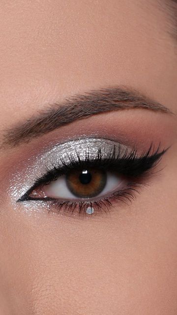 Lavender Eyeshadow, Shine Eyeshadow, White Eye Makeup, Silver Eye Makeup, Eye Makeup Images, Grey Makeup, Silver Makeup, Silver Eyeshadow, Prom Eye Makeup