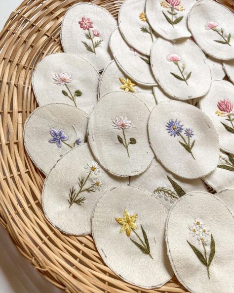 Aesthetic Embroidery Ideas, Embroidery Aesthetic, Aesthetic Embroidery, Miniature Embroidery, Basic Embroidery Stitches, Embroidered Art, Embroidered Gifts, Hand Embroidery Projects, Pola Sulam