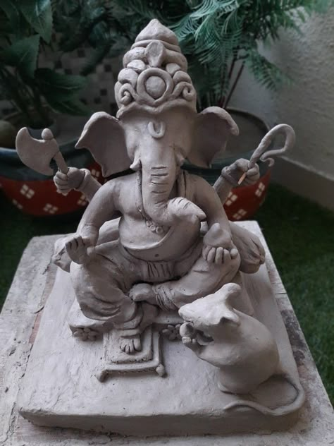 Homemade Ganesha Idol, Shadu Mati Ganpati Murti Simple, Homemade Ganpati Murti, Handmade Ganpati Idol, Handmade Ganpati, Clay Ganpati, Ganpati Making, Ganapati Murti, Bappa Decoration