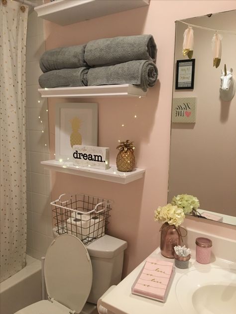 Blush Pink And Grey Bathroom Ideas, Apartment Decor Pink And Grey, Master Bath Ideas Apartment, Name In Room Ideas, Pink Bathroom Interior Design, Grey And Pink House Decor, Small Bathroom Ideas Pink And Grey, Bathroom Counter Corner Storage, Pink And Grey Bathroom Ideas Decor