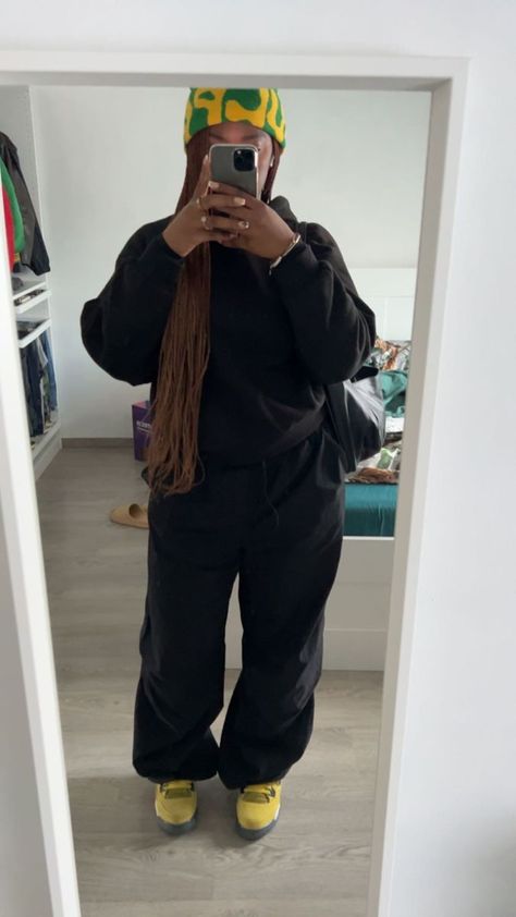 Lightning 4 Outfits, Plt Charcoal Tracksuit, Beanie Sweatpants Outfit, Streetwear Fashion Beanie, Cool Beanie Outfits, Outfit Ideas Beanie, Bbycailey Outfits, Fit Ideas Black Woman, Graphic Beanie Outfit