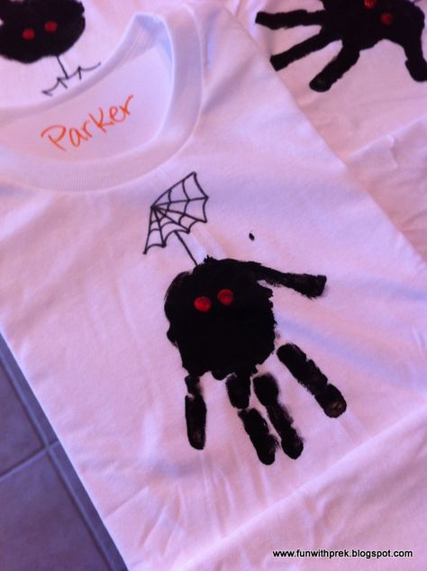 Love a good Halloween Party!! One of the keepsakes that we love to make for the kiddos is a hand-print t-shirt. For this year's Hallowee... Halloween Tshirt Diy, Handprint Spider, November Party, Bday Shirts, Diy Halloween Shirts, Fall Carnival, Halloween Crafts For Toddlers, Halloween Preschool, Halloween 2015