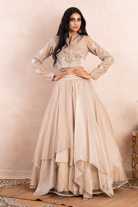 Beige Lehenga, Lengha Blouse Designs, Mandarin Collar Jacket, Long Blouse Designs, Side Face, Function Dresses, Simple Lehenga, Organza Embroidery, Trendy Outfits Indian