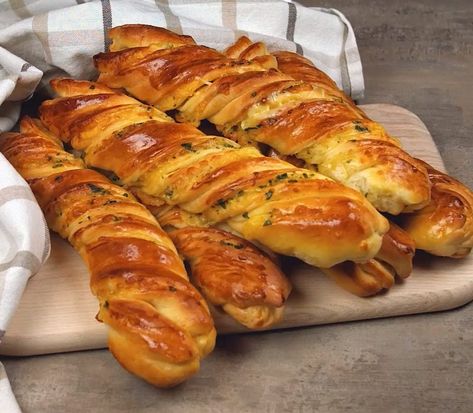 Twisted Bread, Bread Twists, Cooking Sweets, Cheese Twists, Cookist Wow, Cheese Stuffed Chicken Breast, Bread Sticks Recipe, Cheese Stuffed Chicken, Garlic Cheese Bread