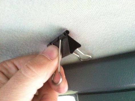 Turn a sheet into a privacy curtain by slipping binder clips into the gap between your car's plastic and upholstery. Astuces Camping-car, Kangoo Camper, Minivan Camper Conversion, Zelt Camping, Auto Camping, Minivan Camping, Camping Accesorios, Camping Diy, Suv Camping