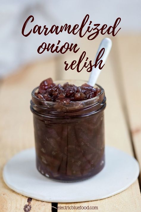 Caramelized onion relish for burgers. The secret ingredient to up your hamburger game. Add this red onion relish to your favourite burgers and enjoy it at your next BBQ! Onion Marmelade, Onion Relish Recipe, Fry Sauce Recipe, Onion Relish, Grilled Halloumi, Onion Jam, Red Onion Relish, Relish Recipes, Condiment Recipes