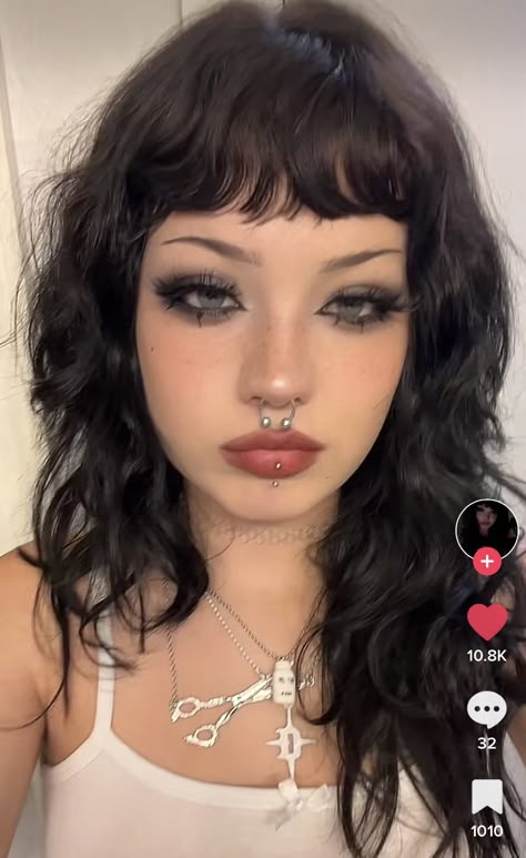 Eddy Make Up, Rock Star Girlfriend Makeup Tutorial, Full Face Make Up Ideas, Alt Makeup Blonde Hair, Rock Star Girlfriend Aesthetic Makeup, Cropped Zip Up Jacket Outfit, Subtle Alternative Makeup, Cutesy Goth Makeup, Dot Eyebrows Goth