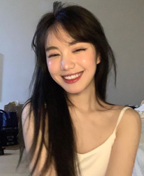 Ulzzang Girl🍒 on Instagram: “Weibo: 野生麒麟 (keep smiling 😇)” Dimples Girl Smiles, Girls Smiling Aesthetic, Attractive Smile, Ulzzang Girl Selca, Perfect Smile, Pretty Smile, Smile Girl, Uzzlang Girl, Inspiration Photos