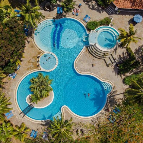 Resort Landscaping Ideas, Resort Pool Design, Pool Top View, Purification Of Water, Pool Design Plans, Beach Resort Design, Luxury Pools Backyard, Big Swimming Pools, Resort Amenities