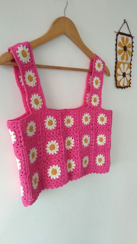 Cropped de crochê margaridas Crochet Daisy Top, Top Tejidos A Crochet, Daisy Square, Crochet Gift Ideas, Knitting And Crochet Patterns, Crochet Blanket Designs, Pixel Crochet, Crochet Tops Free Patterns, Crochet Business