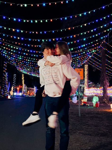 Christmas Cupple Photos, Cute Couple Christmas Pics, Couple’s Christmas Pictures, Cute Couple Pics Christmas Lights, Christmas Photoshoot With Boyfriend, Christmas Couple Pictures Outdoor Lights, Boyfriend Girlfriend Christmas Pictures, Christmas Lights Insta Pics, Holiday Photos Couples