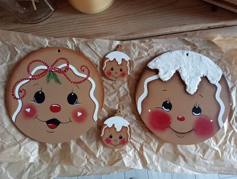 Diy Christmas Ornaments Gingerbread, Painted Gingerbread Ornaments, Gingerbread Face Ornaments Diy, Homemade Gingerbread Man Ornaments, Gingerbread Faces Painting, Diy Christmas Candy, Christmas Lollipops, Cute Christmas Cookies, Christmas Card Illustration