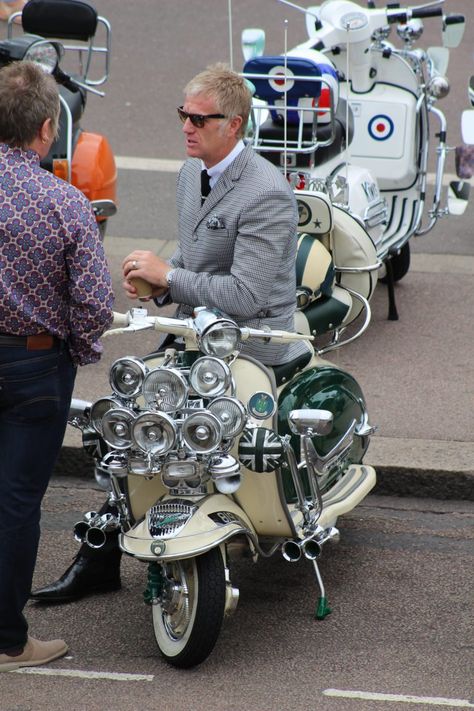 Mod Vespa, Mod Fashion Men, Vespa Bike, Custom Vespa, Italian Scooter, Chip Foose, Retro Scooter, Scooter Custom, Mod Scooter